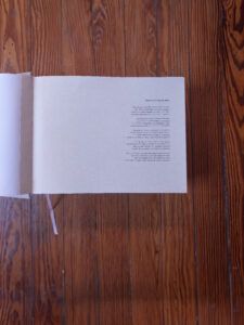 Dedicatoria impresa en la primera página del álbum de fotos de boda personalizado, con tipografía elegante y diseño limpio.