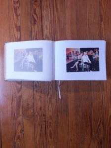 Interior del álbum de fotos de boda personalizado mostrando la disposición cronológica de las fotos y la calidad de impresión.