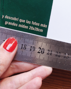 Detalle de foto escolar de 20 por 28 centímetros medida con regla