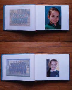 Doble página con retrato escolar y foto grupal protegida por papel vegetal