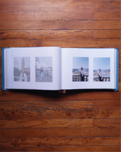 Fotos de viaje montadas en el álbum como parte del archivo escolar