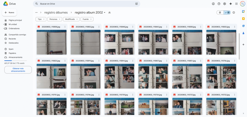 Registro fotográfico de cada hoja de álbum previo al escaneo